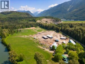209 LARDEAU RIVER Road, Lardeau